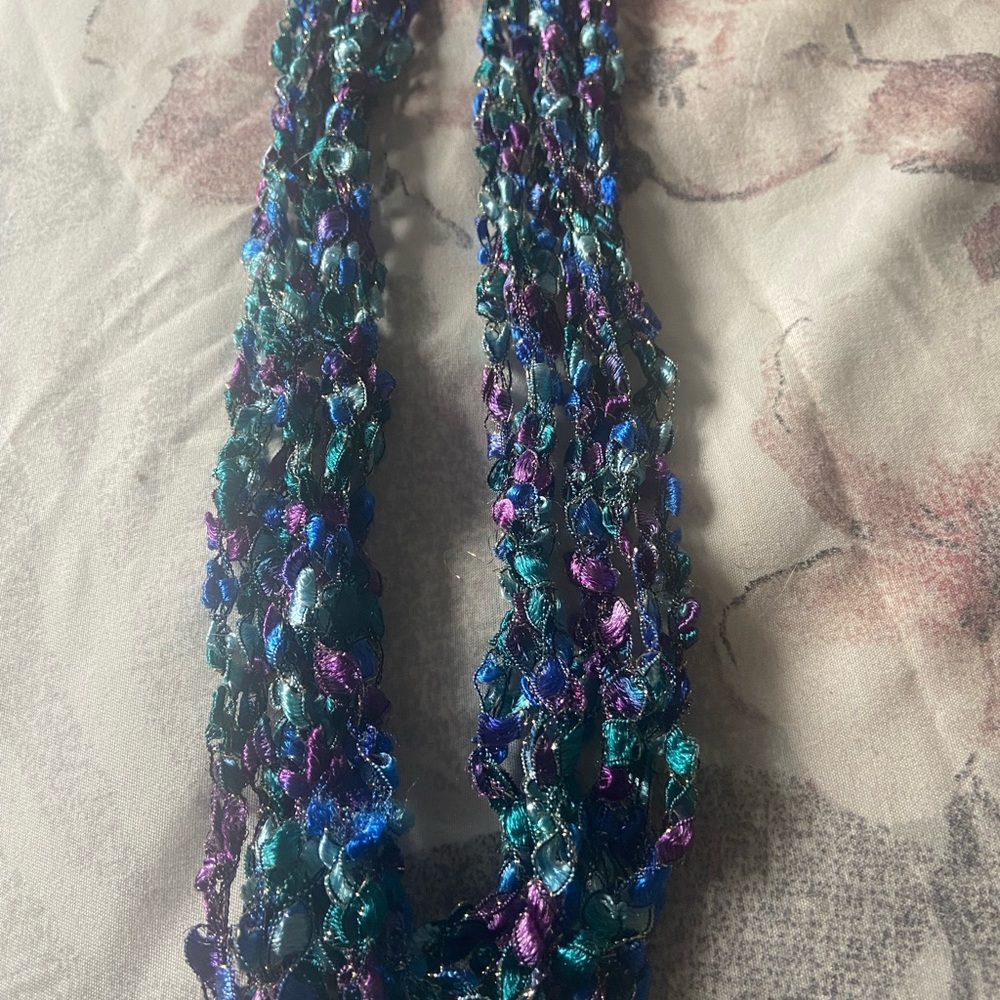Multi color material necklace